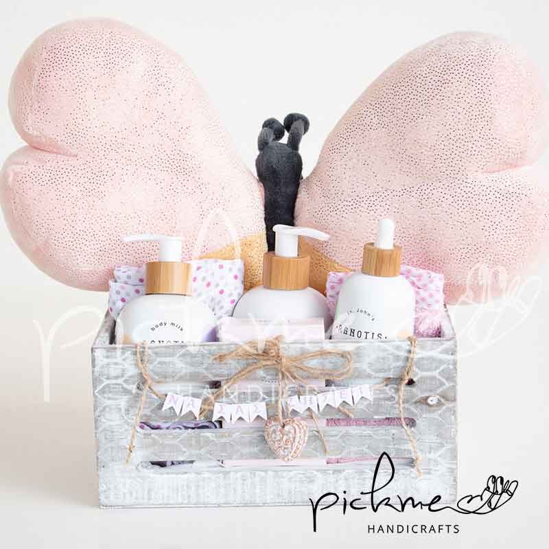 gift-basket-ξύλινη-πεταλούδα gift basket ξύλινο κουτί πεταλούδα