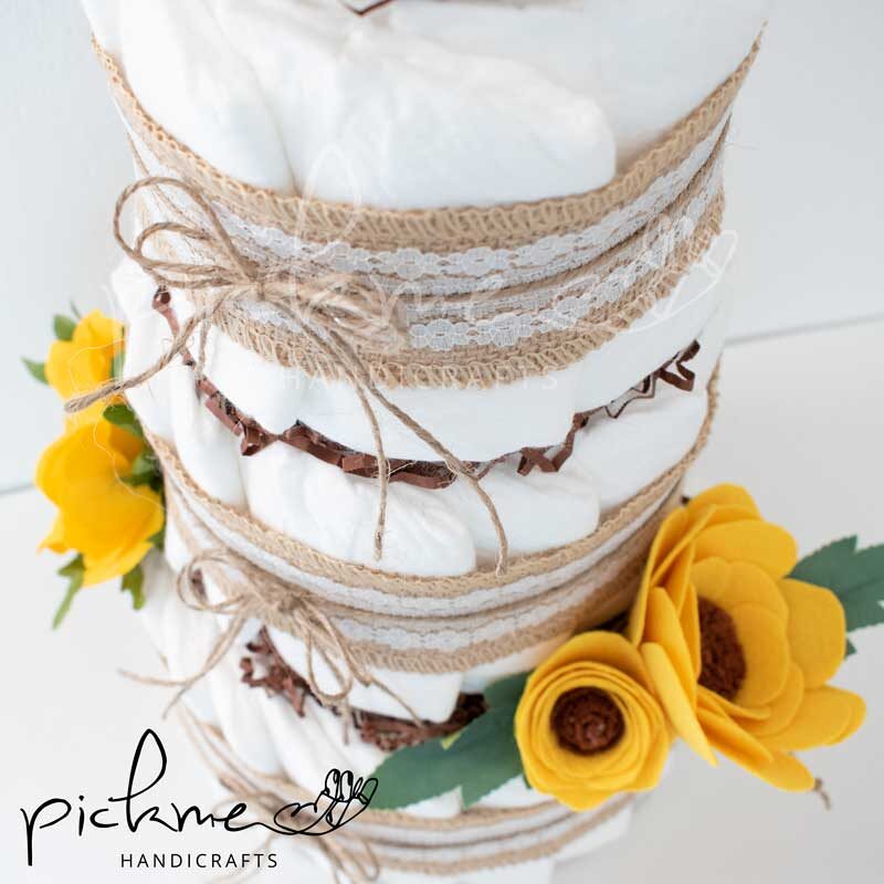diapercake 3-όροφη τουρτοπάνα κίτρινα λουλούδια κοντά