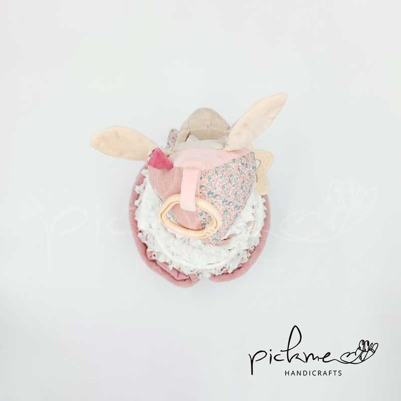 diapercake τουρτοπάνα για κορίτσι τριόροφη ροζ λαγουδάκια πάνω